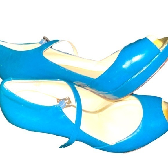 Shoes - COACH: Shawna Patent Bluegrass Heel
Visit